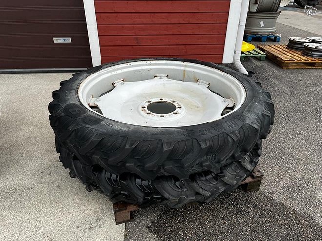 Taurus 230/95R44 traktorin renkaat vanteilla