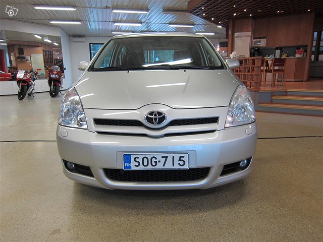 Toyota Corolla Verso 2