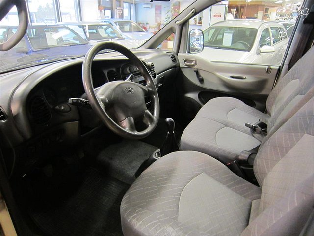 Hyundai H-1 6