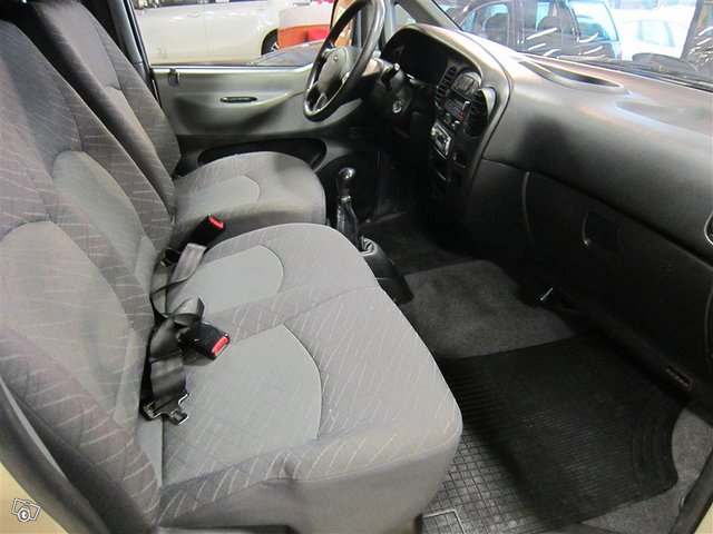 Hyundai H-1 8