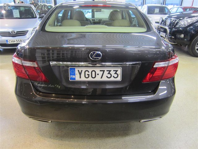 Lexus LS 4