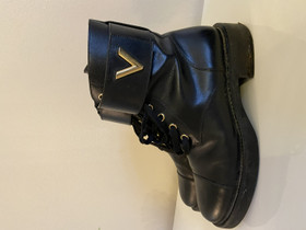 LOUIS VUITTON rangers, Vaatteet ja kengät, Helsinki, Tori.fi LOUIS VUITTON rangers, Vaatteet ja kengät, Helsinki, Tori.fi