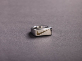 Nike Swoosh Logo Sormus Hopea, Kellot ja korut, Asusteet ja kellot, Helsinki, Tori.fi Nike Swoosh Logo Sormus Hopea, Kellot ja korut, Asusteet ja kellot, Helsinki, Tori.fi