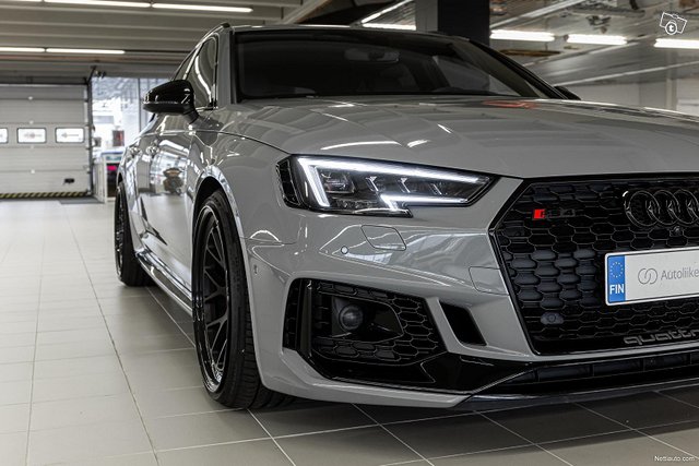 Audi RS4 6