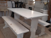 Valkoinen vanha pirtinpöytä ja penkit