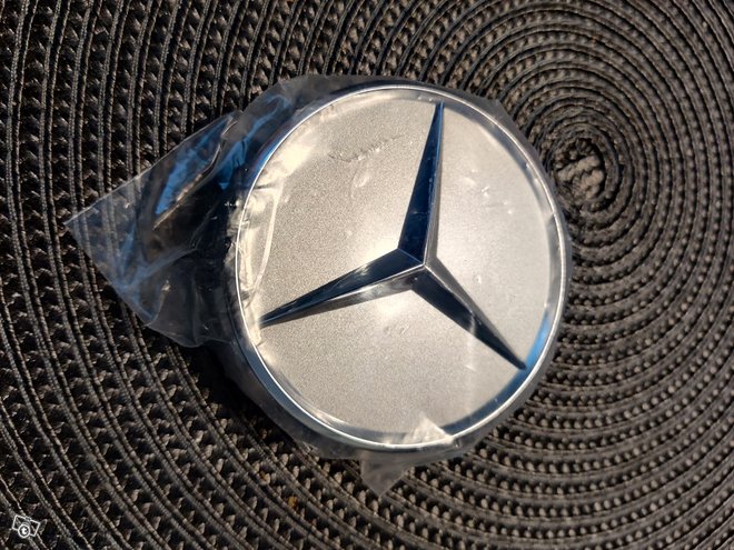 Mercedes Benz vanteen keskiömerkki