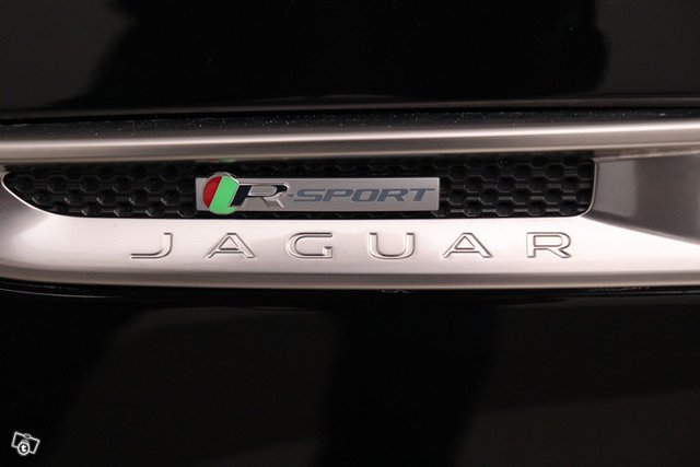 Jaguar F-Pace 15
