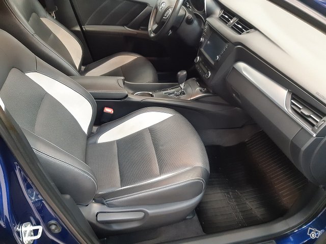 TOYOTA Avensis 8