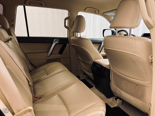 TOYOTA LAND CRUISER 8