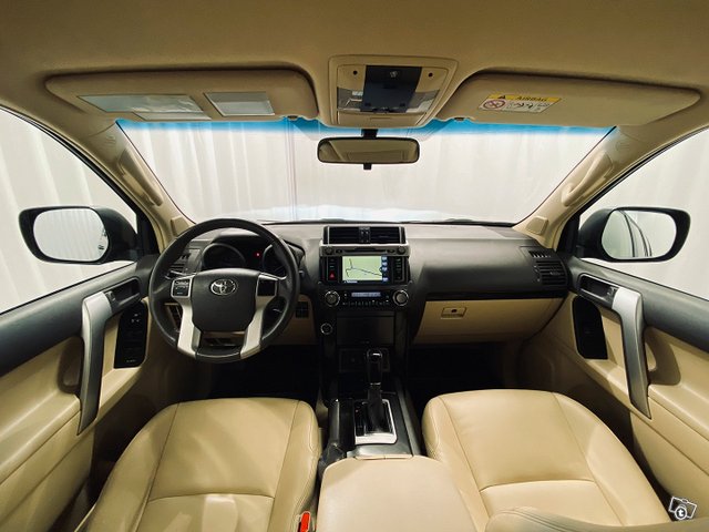 TOYOTA LAND CRUISER 9