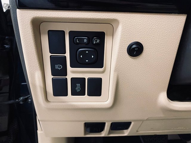 TOYOTA LAND CRUISER 11