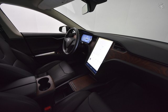Tesla MODEL S 11