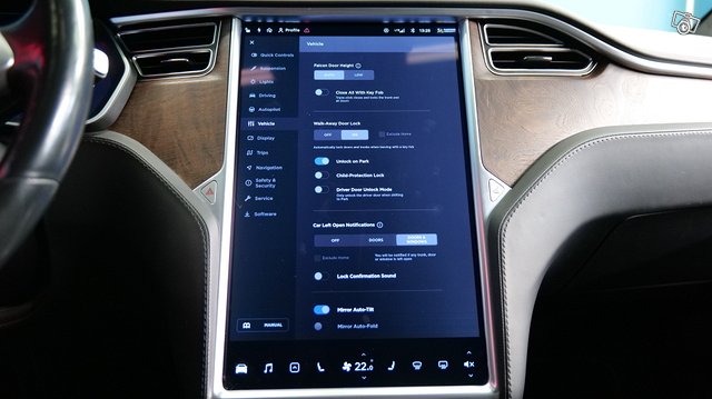 Tesla MODEL X 14