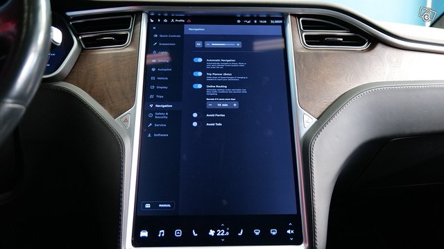 Tesla MODEL X 16