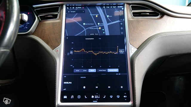 Tesla MODEL X 21