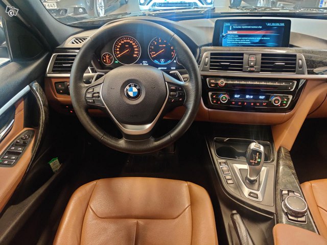 BMW 330e 5