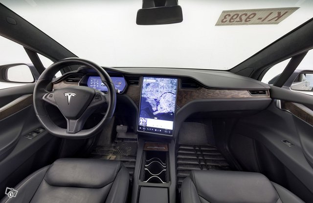 Tesla Model X 11