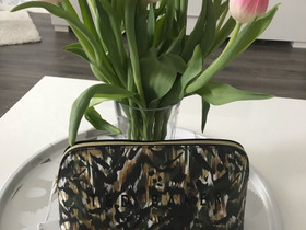 Ted Baker iso meikkilaukku. Uusi., Laukut ja hatut, Asusteet ja kellot, Hämeenlinna, Tori.fi Ted Baker iso meikkilaukku. Uusi., Laukut ja hatut, Asusteet ja kellot, Hämeenlinna, Tori.fi