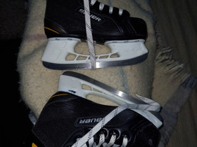 Bauer 31 hokkarit, Jääkiekko ja luistelu, Urheilu ja ulkoilu, Pieksämäki, Tori.fi Bauer 31 hokkarit, Jääkiekko ja luistelu, Urheilu ja ulkoilu, Pieksämäki, Tori.fi