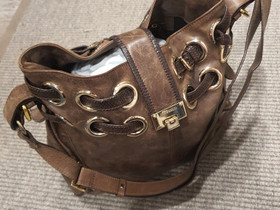 Jimmy Choo nahkalaukku, Laukut ja hatut, Asusteet ja kellot, Riihimäki, Tori.fi Jimmy Choo nahkalaukku, Laukut ja hatut, Asusteet ja kellot, Riihimäki, Tori.fi