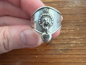 Kalevala sydänsormus, Kellot ja korut, Asusteet ja kellot, Hämeenlinna, Tori.fi Kalevala sydänsormus, Kellot ja korut, Asusteet ja kellot, Hämeenlinna, Tori.fi