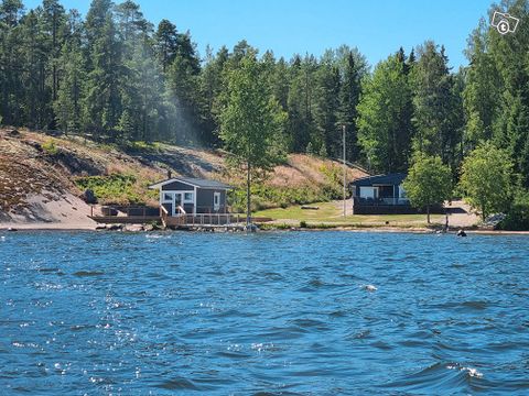 Kesämökki Pyhäjärven rannalta, Mökit ja lo...