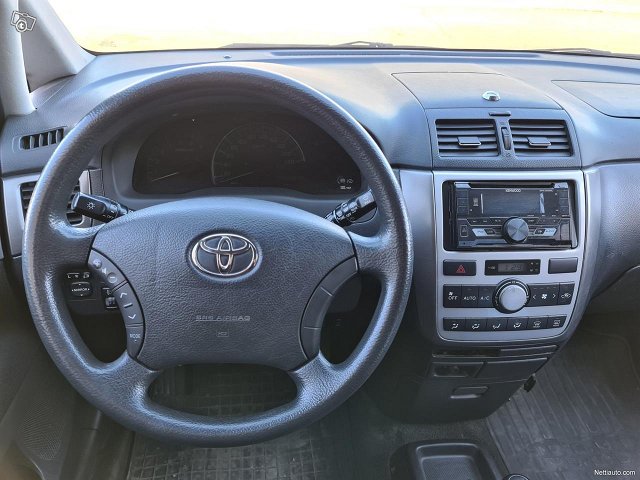 Toyota Avensis Verso 16