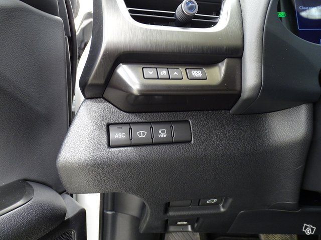 Lexus UX 19