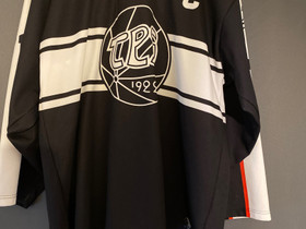 Tomi Kallion pelipaita koko L, Jääkiekko ja luistelu, Urheilu ja ulkoilu, Jyväskylä, Tori.fi Tomi Kallion pelipaita koko L, Jääkiekko ja luistelu, Urheilu ja ulkoilu, Jyväskylä, Tori.fi