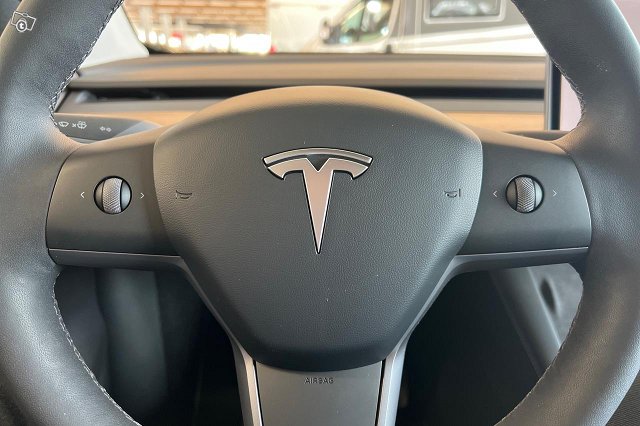 Tesla Model Y 9