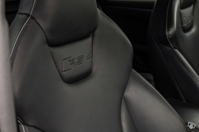 Audi RS4 7