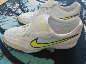 Nike tiempo nappikset 40, Jalkapallo, Urheilu ja ulkoilu, Rauma, Tori.fi Nike tiempo nappikset 40, Jalkapallo, Urheilu ja ulkoilu, Rauma, Tori.fi