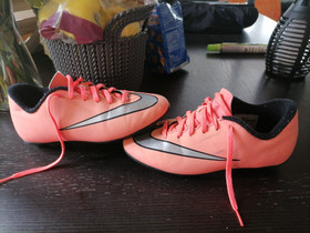 Nike nappikset 35.5, Jalkapallo, Urheilu ja ulkoilu, Riihimäki, Tori.fi Nike nappikset 35.5, Jalkapallo, Urheilu ja ulkoilu, Riihimäki, Tori.fi