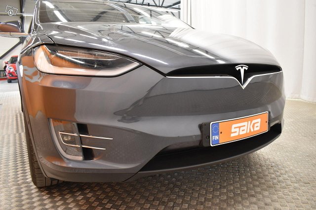 Tesla Model X 11
