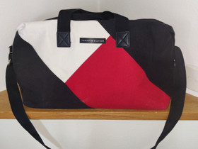 Tommy Hilfiger viikonloppulaukku, Laukut ja hatut, Asusteet ja kellot, Lempäälä, Tori.fi Tommy Hilfiger viikonloppulaukku, Laukut ja hatut, Asusteet ja kellot, Lempäälä, Tori.fi