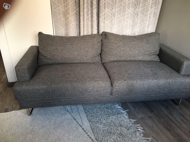 Harmaa sohva