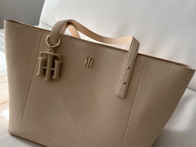 Tommy Hilfiger laukku, Laukut ja hatut, Asusteet ja kellot, Rovaniemi, Tori.fi Tommy Hilfiger laukku, Laukut ja hatut, Asusteet ja kellot, Rovaniemi, Tori.fi