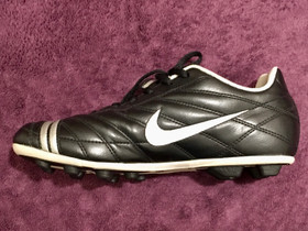 Nike jalkapallokengät, koko 38, Jalkapallo, Urheilu ja ulkoilu, Loimaa, Tori.fi Nike jalkapallokengät, koko 38, Jalkapallo, Urheilu ja ulkoilu, Loimaa, Tori.fi