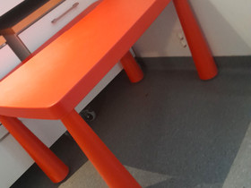 Nelijalkainen pöytä punainen kunnossa oleva, Pöydät ja tuolit, Sisustus ja huonekalut, Muhos, Tori.fi