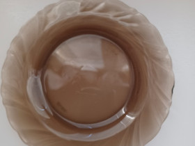 Ruskeat lasilautaset, Ruokailuastiat ja aterimet, Keittiötarvikkeet ja astiat, Salo, Tori.fi Ruskeat lasilautaset, Ruokailuastiat ja aterimet, Keittiötarvikkeet ja astiat, Salo, Tori.fi