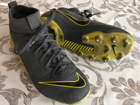 Nappikset Nike 33, Jalkapallo, Urheilu ja ulkoilu, Turku, Tori.fi Nappikset Nike 33, Jalkapallo, Urheilu ja ulkoilu, Turku, Tori.fi