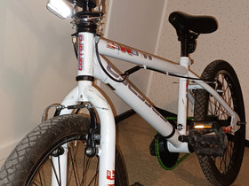 BMX PunaValkoinen., Muut pyörät, Polkupyörät ja pyöräily, Kuopio, Tori.fi BMX PunaValkoinen., Muut pyörät, Polkupyörät ja pyöräily, Kuopio, Tori.fi