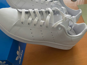 Adidas lenkkaria, Vaatteet ja kengät, Tampere, Tori.fi Adidas lenkkaria, Vaatteet ja kengät, Tampere, Tori.fi