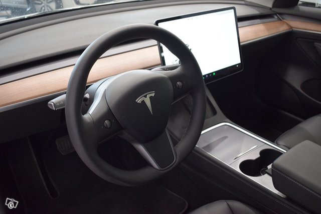 Tesla Model 3 11