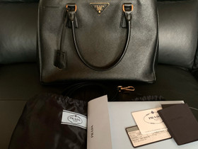 Prada Saffiano Lux laukku/ crossbody, Laukut ja hatut, Asusteet ja kellot, Kajaani, Tori.fi Prada Saffiano Lux laukku/ crossbody, Laukut ja hatut, Asusteet ja kellot, Kajaani, Tori.fi