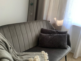 Kahdenistuva harmaa sohva, Sohvat ja nojatuolit, Sisustus ja huonekalut, Kotka, Tori.fi Kahdenistuva harmaa sohva, Sohvat ja nojatuolit, Sisustus ja huonekalut, Kotka, Tori.fi