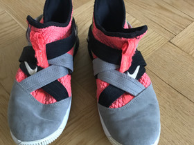 Lebron koripallo/sisäpelikengät. Kokoa 36, Pallopelit, Urheilu ja ulkoilu, Helsinki, Tori.fi Lebron koripallo/sisäpelikengät. Kokoa 36, Pallopelit, Urheilu ja ulkoilu, Helsinki, Tori.fi