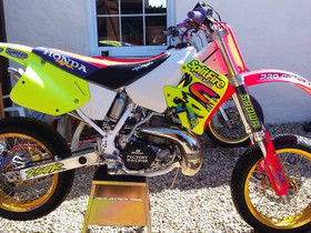 O:Vanhempi valkokilpi 250cc-300cc 2T moottoripyörä, Moottoripyörät, Moto, Kouvola, Tori.fi O:Vanhempi valkokilpi 250cc-300cc 2T moottoripyörä, Moottoripyörät, Moto, Kouvola, Tori.fi