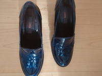 Zinda -merkkiset siniset loaferit