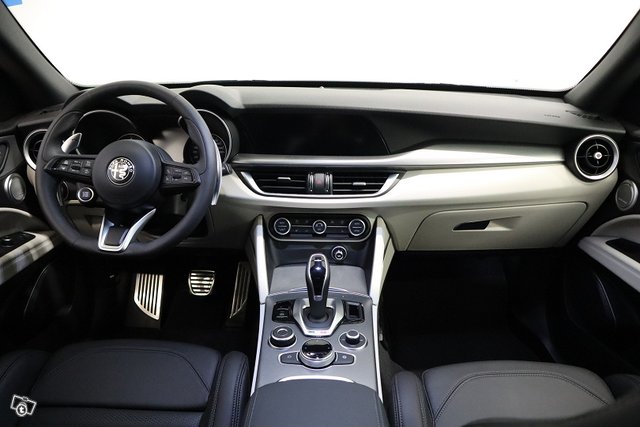 Alfa Romeo Stelvio 7